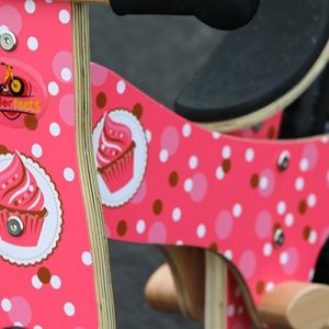 Kinderfeets Retro Cupcakes drveni bicikl