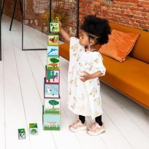 slaganje-tornja-djecja-igracka